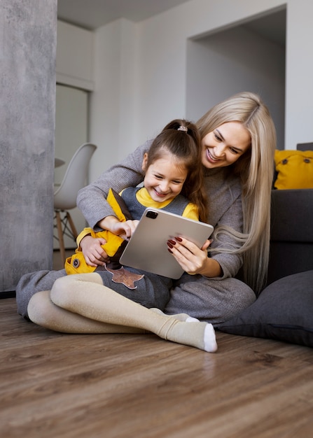 Photo gros plan sur une fille avec sa mère