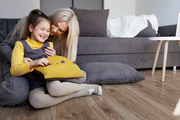 Photo gros plan sur une fille avec sa mère