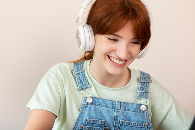 Photo gros plan fille souriante avec un casque