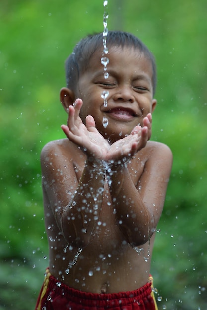 Photo un gros plan d'une fille souriante dans l'eau