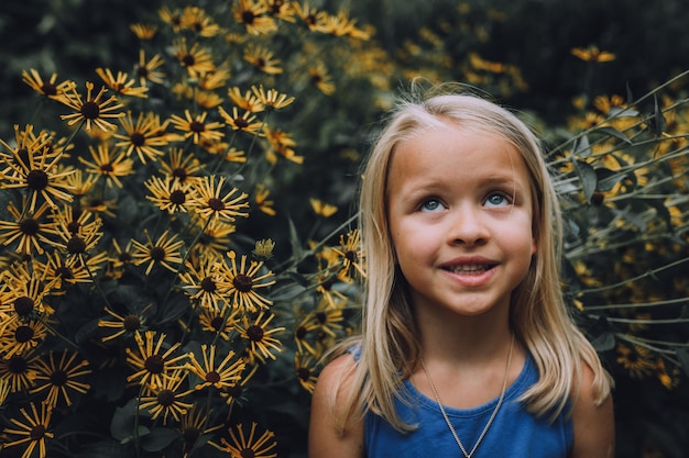 Un gros plan d'une fille souriante