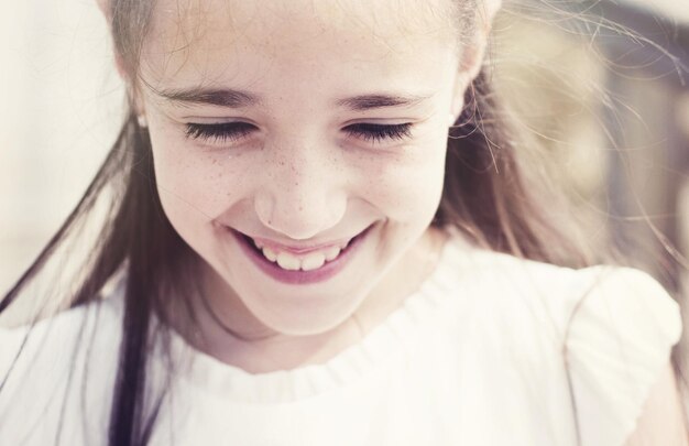 Un gros plan d'une fille souriante