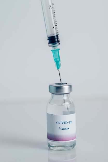 Gros Plan D'un Flacon Avec Le Vaccin Covid-19 Et Une Seringue