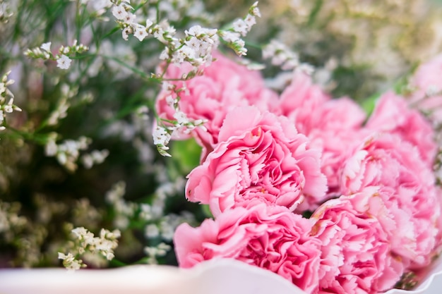 Gros plan Les fleurs roses sont en bouquet arrangé avec des fleurs blanches et mise au point sélective backg