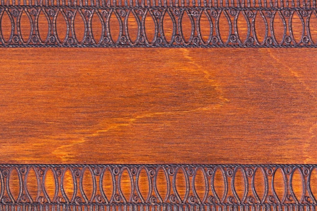 Un gros plan d'un fond de bois brun avec un motif de lignes et un pont.