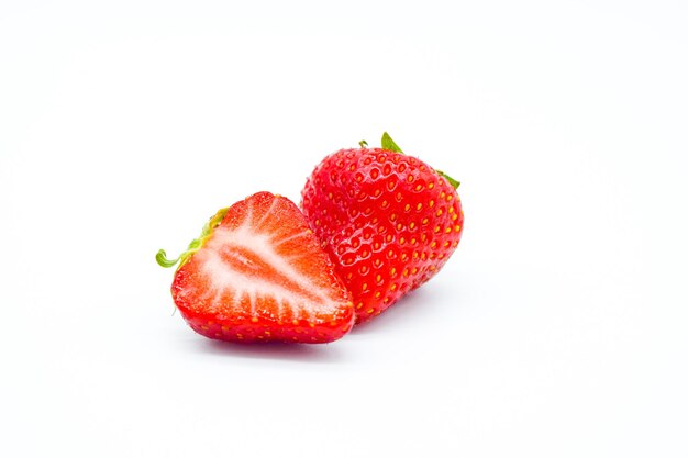 Photo un gros plan de fraise sur fond blanc