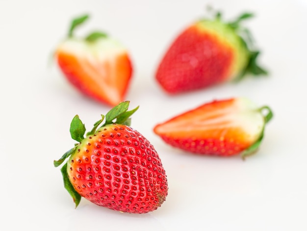 Gros plan de fraise sur fond blanc