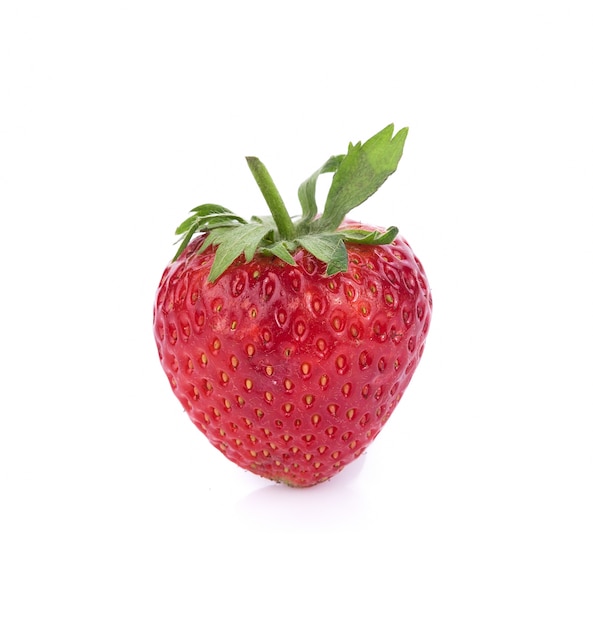 Gros plan fraise isolé sur une surface blanche