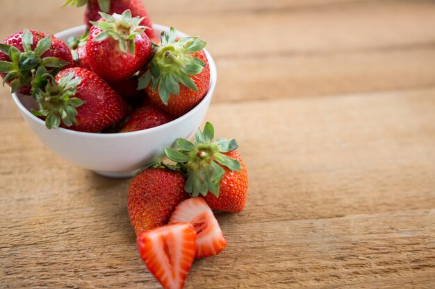 Gros plan, de, fraises fraîches, dans, bol, sur, table bois