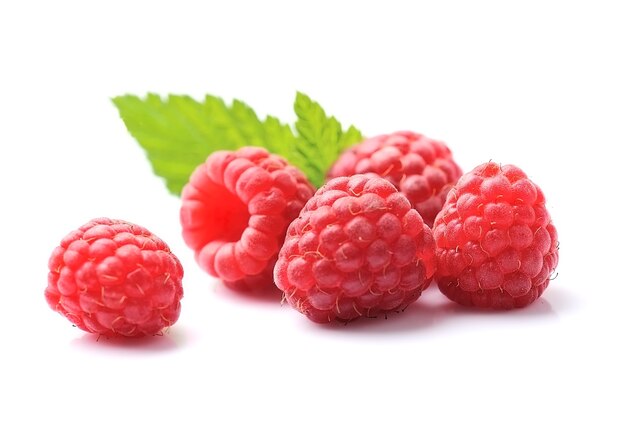 Gros plan de framboise sur fond blanc.