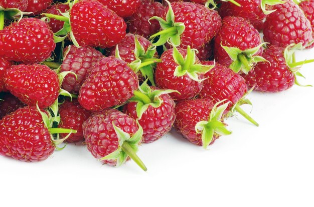 Gros plan framboise isolé sur fond blanc