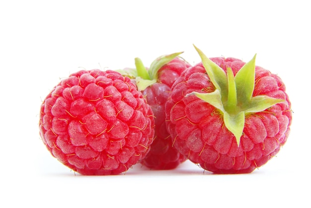 Gros plan de framboises fraîches isolé sur blanc