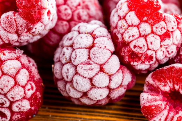 Gros plan de framboises mûres rouges surgelées