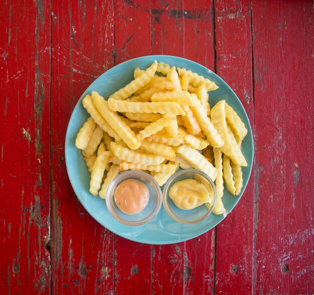 Gros plan de frites sur une plaque blanche, vues de dessus