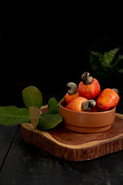 Gros plan sur les fruits de cajou sur une planche de bois