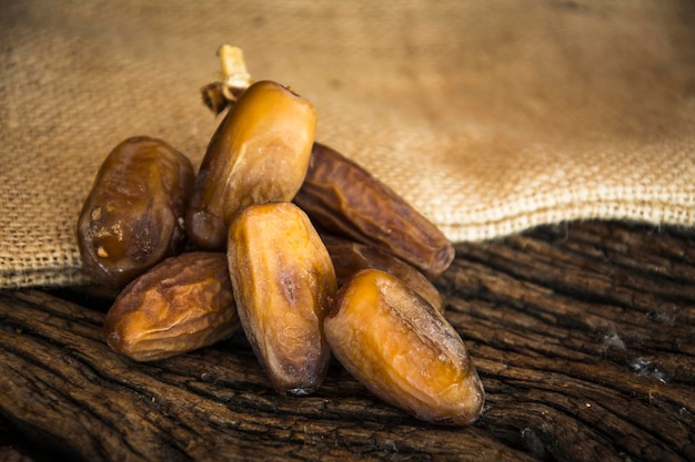 Gros plan de fruits Dates sur fond de bois