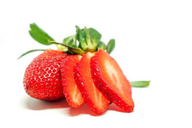 Gros plan de fruits fraise isolé sur blanc