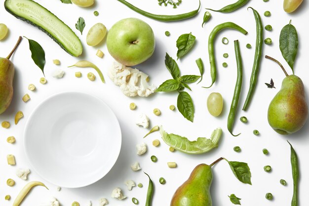 Gros plan de fruits et légumes verts isolés sur blanc. Une alimentation saine pour les végétaliens