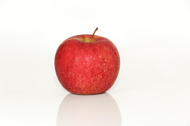 Gros plan de fruits rouges sur fond blanc