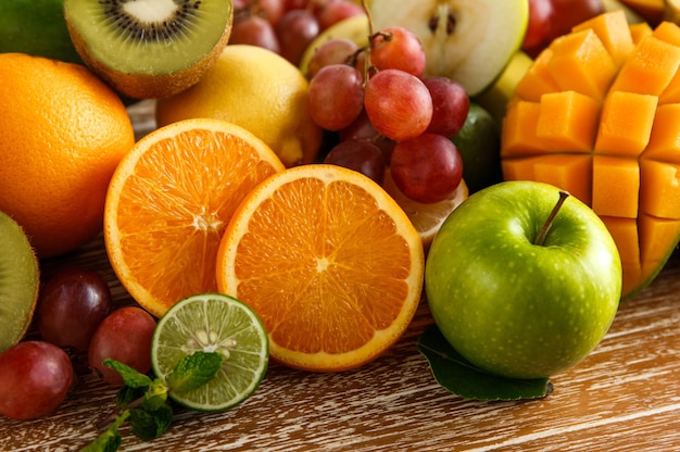 Gros plan de fruits tropicaux frais mélangés