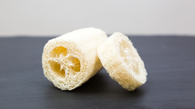 Gros plan sur le gant de toilette naturel naturel Loofah dans la section.