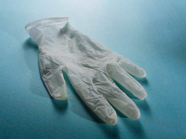 Gros plan des gants médicaux sur fond bleu