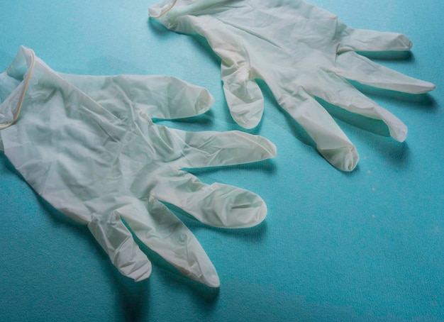 Gros plan des gants médicaux sur fond bleu