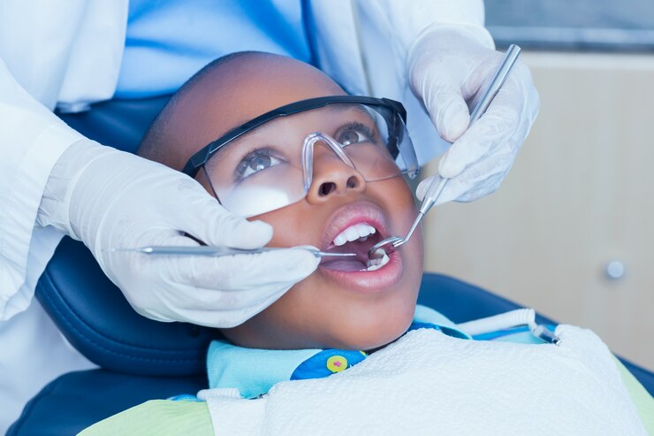 Photo gros plan d&#39;un garçon ayant les dents examinées