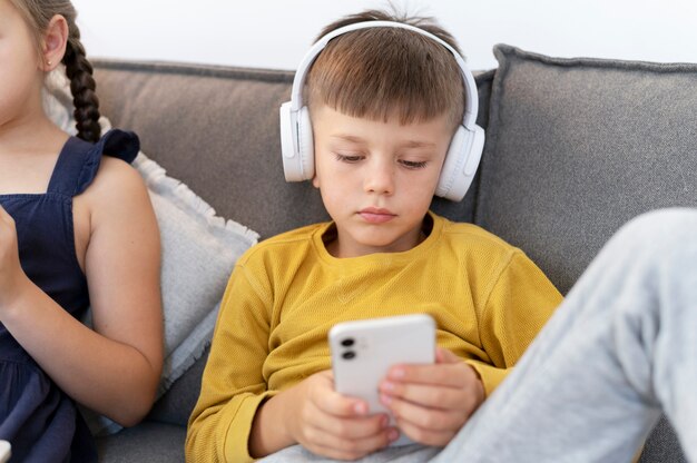 Photo gros plan garçon avec un casque