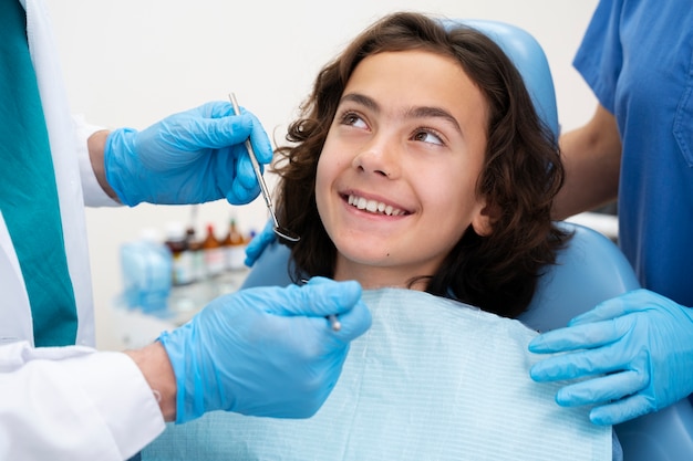 Photo gros plan sur un garçon chez le dentiste