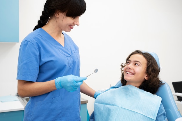 Photo gros plan sur un garçon chez le dentiste