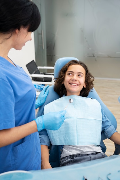 Photo gros plan sur un garçon chez le dentiste