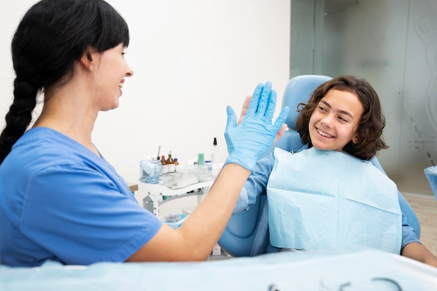 Gros plan sur un garçon chez le dentiste