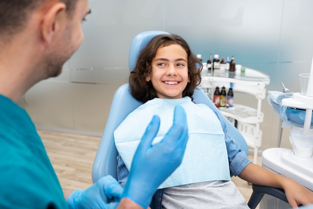 Photo gros plan sur un garçon chez le dentiste