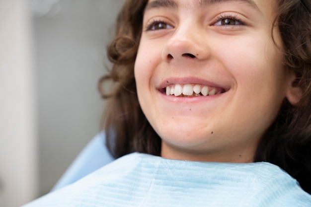 Photo gros plan sur un garçon chez le dentiste