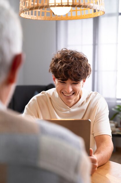 Photo gros plan garçon souriant tenant une tablette