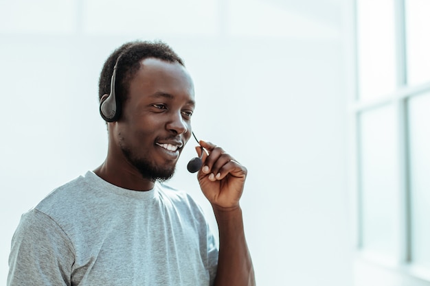 Gros plan sur un gars sérieux avec un casque isolé sur blanc