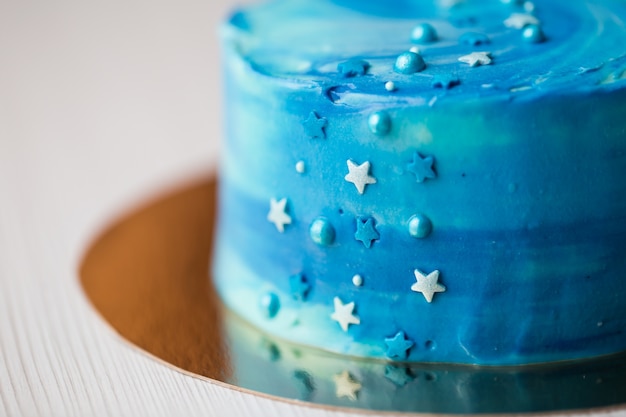 Gros plan sur le gâteau bleu avec des détails étoiles