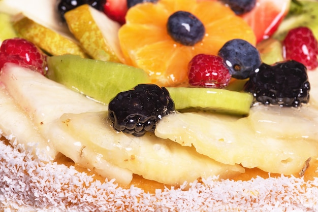 Gros plan d&#39;un gâteau avec des fruits frais.