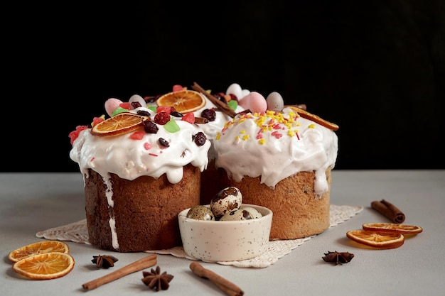 Gros plan sur des gâteaux de Pâques traditionnels décorés de fruits secs sur fond gris Espace de copie