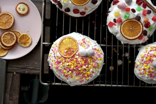 Gros plan de gâteaux de Pâques traditionnels faits maison sur une plaque à pâtisserie