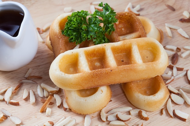 Photo gros plan de gaufres avec écrou sur plaque de bois pour le petit-déjeuner.