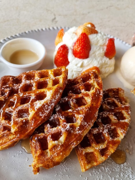 Gros plan gaufres et fraise de crème glacée à la vanille