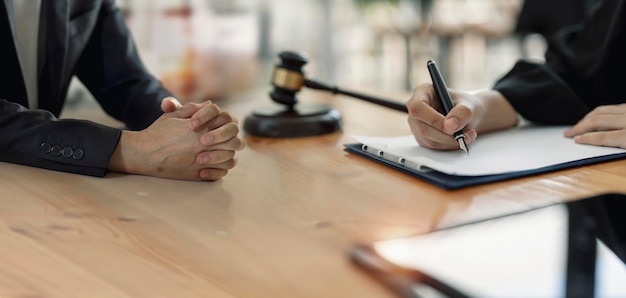 Gros plan sur les gens d'affaires qui signent un accord de document professionnel d'investissement sur la table avec un stylo