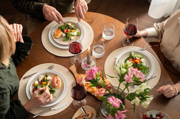 Gros plan des gens assis à table