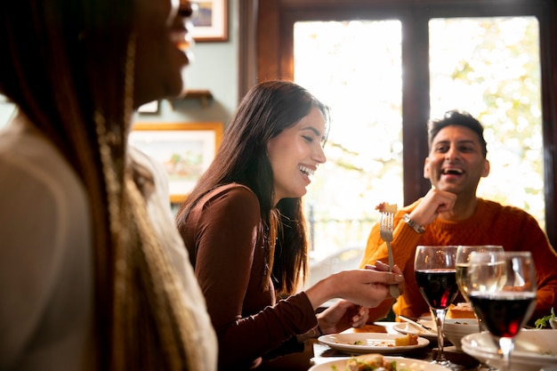 Gros plan des gens heureux au restaurant