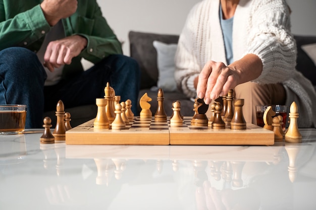 Photo gros plan des gens jouant aux échecs