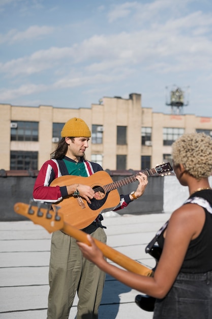 Photo gros plan sur des gens qui font de la musique