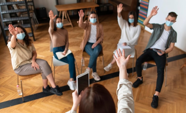 Photo gros plan des gens qui lèvent la main