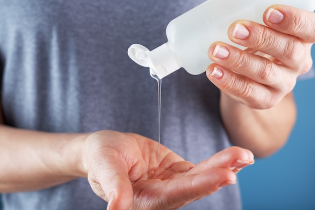 Gros plan, girl, tenue, désinfectant, gel, mains Traitement antiseptique des mains contre les bactéries Sanitizer.